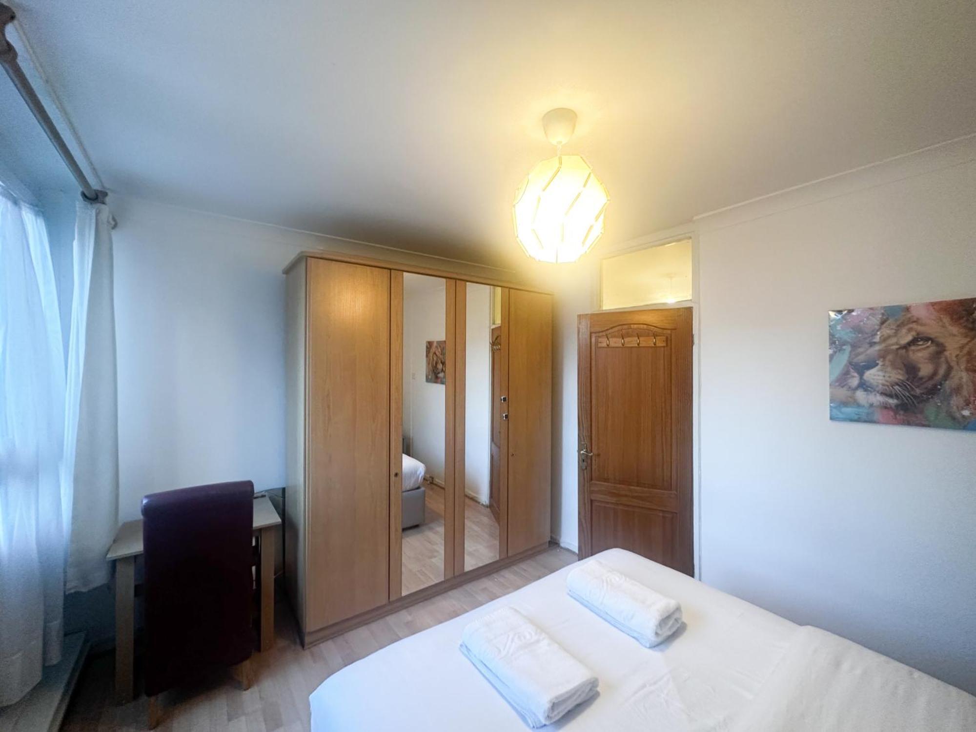 Aldgate Flats Apartment *